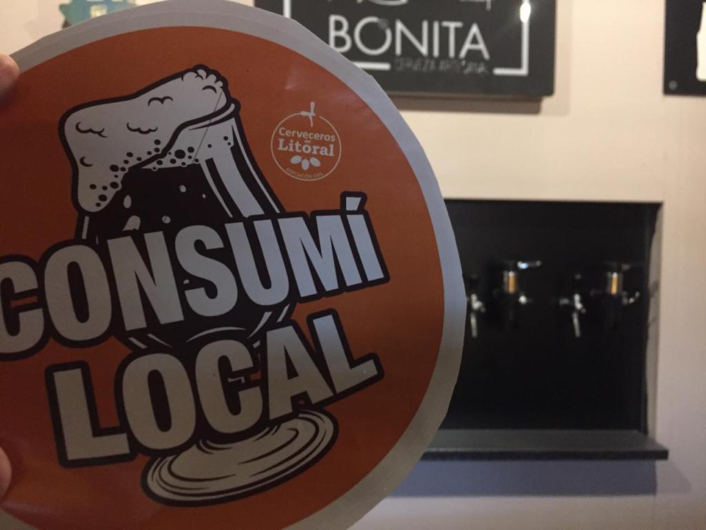 Calcomanía de Consumí Local, la campaña cervecera en Resistencia