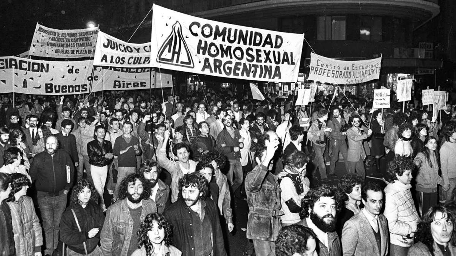 Foto blanco y negro, de la columna de la CHA en una manifestación