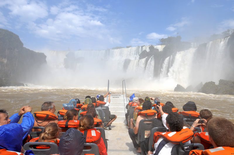 Las Cataratas del Iguazú desde adentro: una experiencia de aventura  inolvidable - NEA HOY