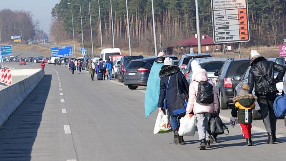 Refugiados escapan de la invasión rusa en Ucrania.