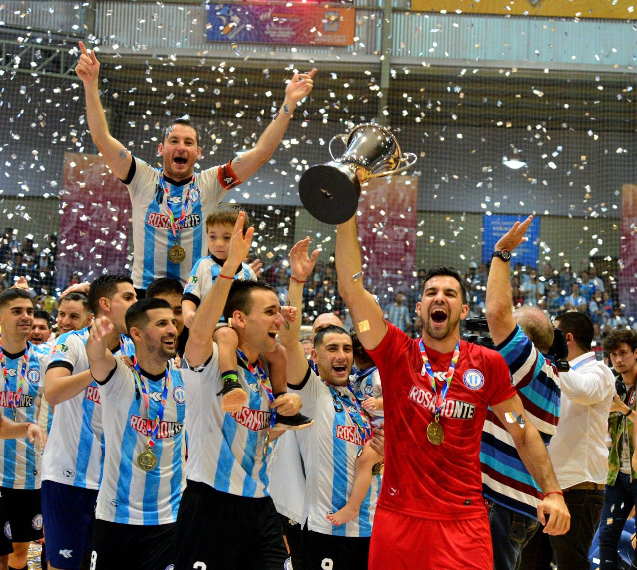 La selección nacional de Futsal festejando el campeonato en 2019