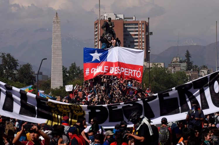 La bandera de Chile en el centro de una manifestación.