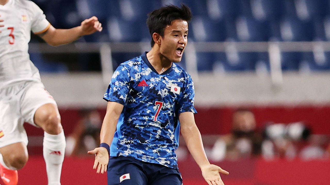 El joven jugador japonés festeja su gol.