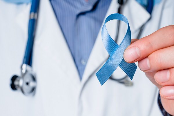 lazo azul que indica la concientización del cáncer de próstata.