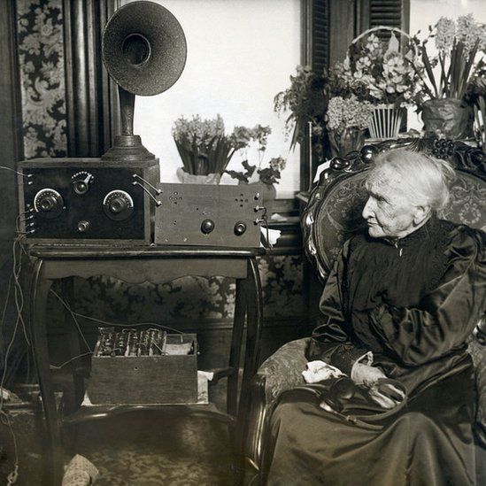 En el año 1920, la radio era aún un invento novedoso.