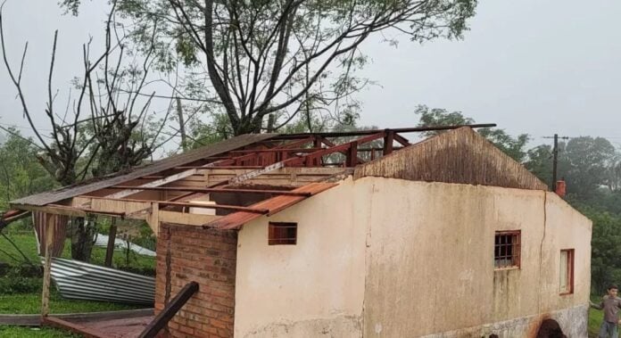 En Campo Ramón, más de 20 viviendas sufrieron voladuras de techos.